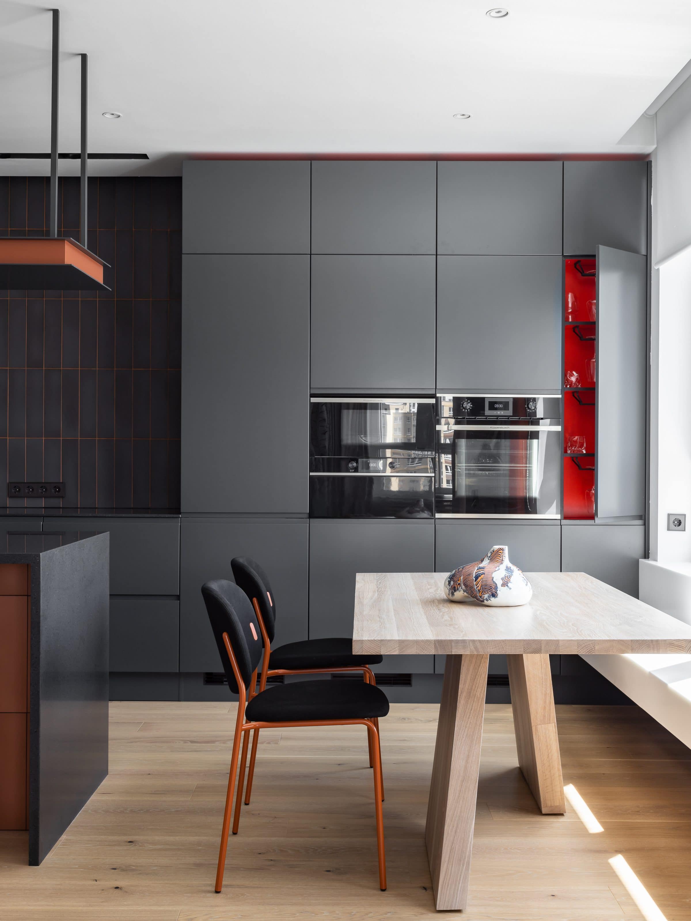 Кухня-гостиная яркой квартиры 120 м² в ЖК «Ньютон» с акцентами цвета, проект TELETASK